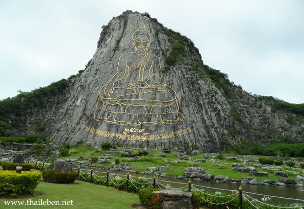 Goldener Carved buddha im Fels