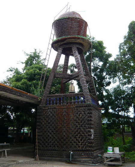 Wasserturm aus Flaschen