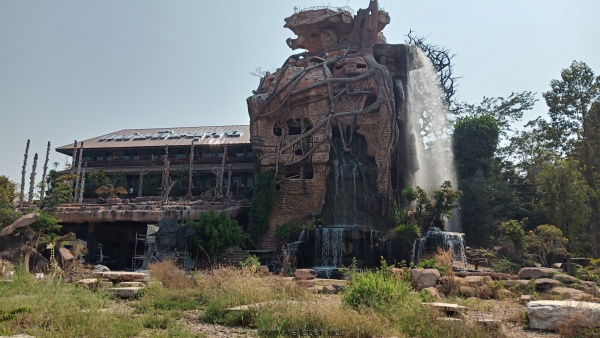 künstlicher wasserfall tempelgelände