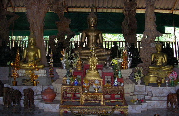 Buddhafiguren aussenbezirk überdacht