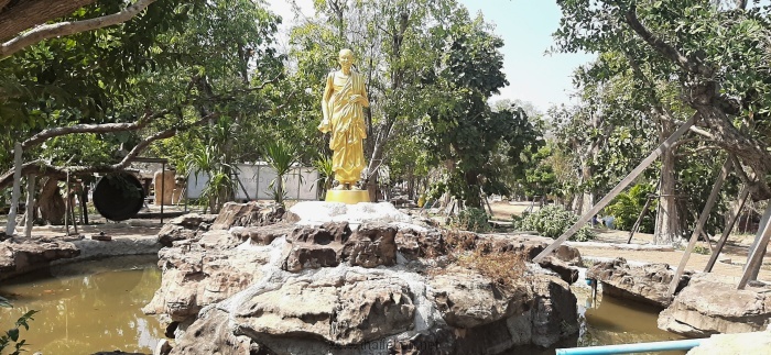 goldene statue auf stein