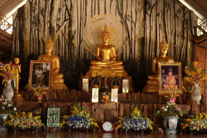 Buddastatuen mit gold verziert 