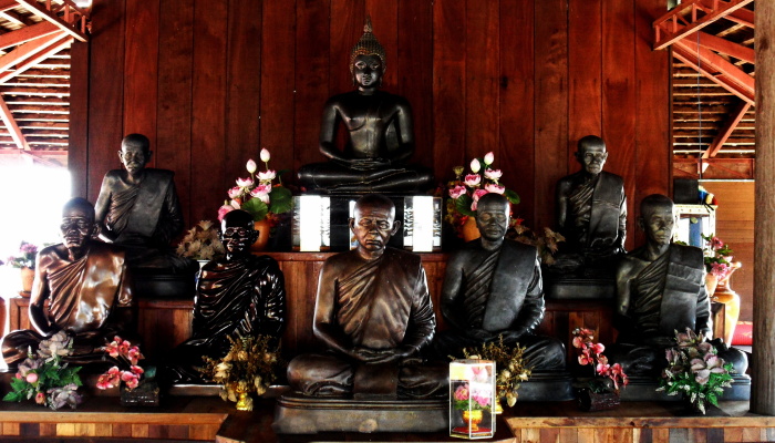 Buddastatuen lebensecht in bronze