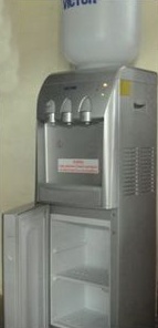 Wasserspender mit kleinem Kühlschrank