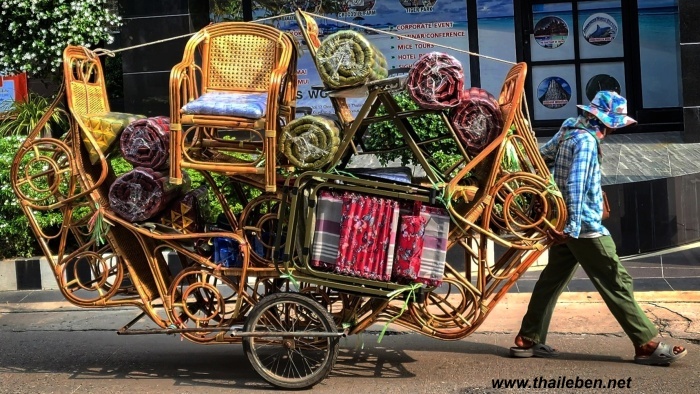 Hausierer mit karren der Bambusmöbel verkauft