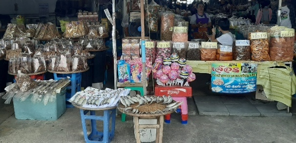 markt mit trockenfisch ang sila