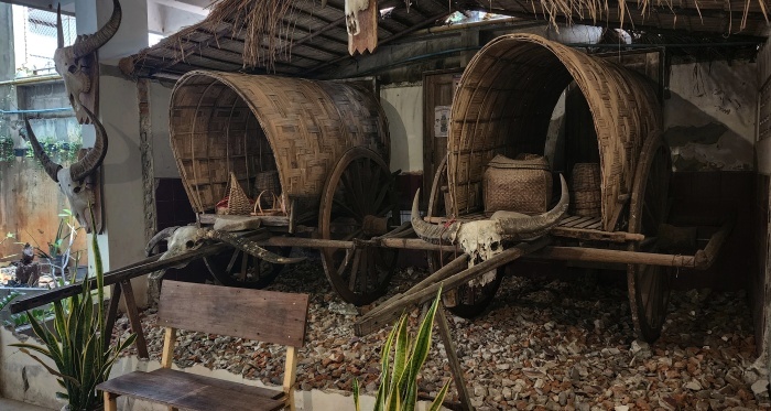 alte-bueffelkarren im Museum an der todesbrücke in thailand