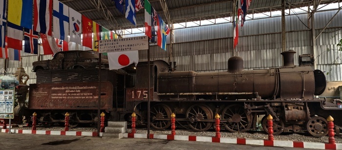 alte lokomotive im Museum an der todesbrücke in thailand