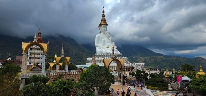 Wat Pha Sorn Kaew buddhafiguren-weiss 