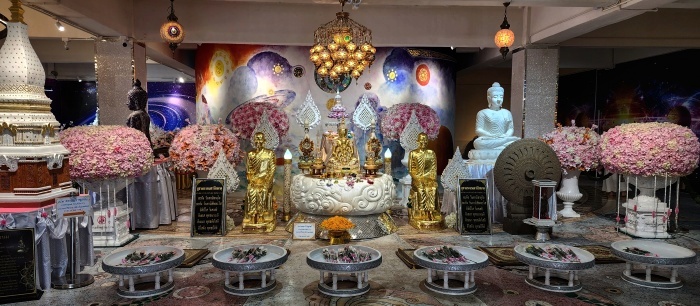 gebetsplatz im Wat Pha Sorn Kaew 