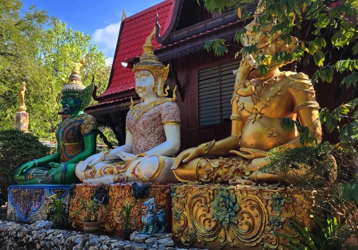 drei tolle muschelverzierte statuen am schattenplatz