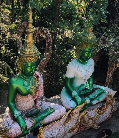 zwei tolle grüne Jadebuddha