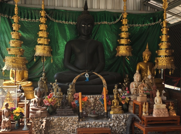 schwarzer buddha mit goldhintergrund