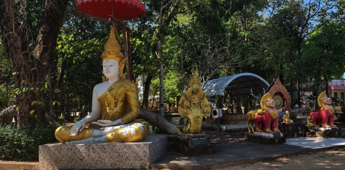 weiss goldener buddha im Tempel Rattananetaram prachin buri
