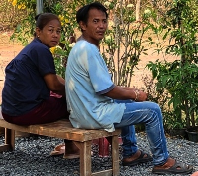 Thailändische betrügerpaar in der Familie